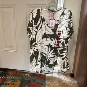 Green and White Leaf Print T-Shirt